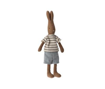 Coelho com camisa de riscas e shorts T.1