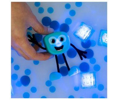 Personaje + 2 Cubos Iluminados Blair Azul